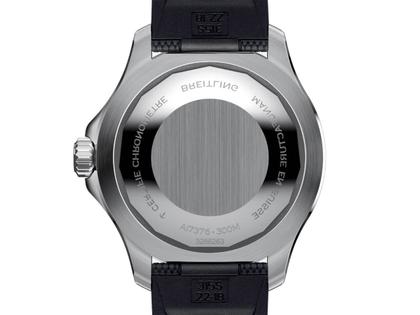 Breitling Superocean Automatic 44 Edelstahl blaues Zifferblatt schwarzes Kautschukband – Herrenuhren Uhr ohne Datum aus Edelstahl und Keramik. Das Gehäuse ist rund und silber. Das Kautschuk / Kunststoff / Silikon Armband ist schwarz. Das Zifferblatt ist ein Index in blau. – Ansicht 2