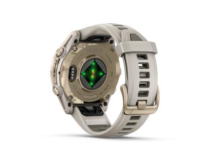 Garmin fenix 8 43mm AMOLED Edelstahl softgold beschichtet nebelgraues Kautschukband – Damenuhren Uhr Multifunktion aus DLC beschichtet, Edelstahl und Kautschuk. Das Gehäuse ist rund und beige. Das Kautschuk / Kunststoff / Silikon Armband ist beige. Das Zifferblatt ist digital und schwarz. – Ansicht 4