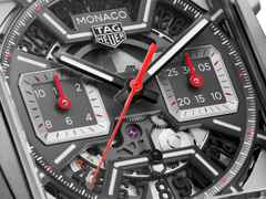 TAG Heuer Monaco Chronograph Automatik Titan 39mm skelettiertes Zifferblatt schwarzes Kautschuk-Lederband – Herrenuhren Chronograph aus Titan. Das Gehäuse ist quadratisch und silber. Das Kautschuk / Kunststoff / Silikon Armband ist schwarz. Das Zifferblatt ist ein Index in schwarz. – Ansicht 4