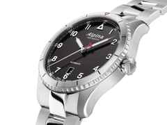 Alpina Startimer Pilot Automatik Edelstahl 41mm schwarzes Zifferblatt Metallband – Herrenuhren Uhr mit Datum aus Edelstahl. Das Gehäuse ist rund und silber. Das Edelstahlarmband ist silber. Das Zifferblatt ist arabisch und schwarz. – Ansicht 3
