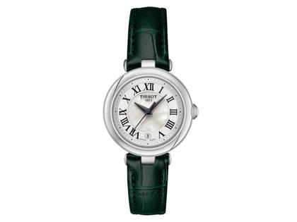 Tissot Bellissima Small Lady Quarz Edelstahl 26mm silberfarbenes Zifferblatt grünes Lederband – Damenuhren Uhr mit Datum aus Edelstahl und Leder. Das Gehäuse ist rund und silber. Das Lederarmband ist grün. Das Zifferblatt ist römisch Index und silber.