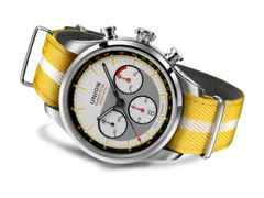 Union Glashütte Belisar Chronograph Silvretta Classic 2026 Limitierte Edition Automatik Edelstahl 44mm beiges Zifferblatt gelbes Textilband schwarzes Lederband und Metallband – Herrenuhren Chronograph aus Edelstahl und Leder. Das Gehäuse ist rund und silber. Das Textilarmband ist gelb. Das Zifferblatt ist ein Index in beige. – Ansicht 3