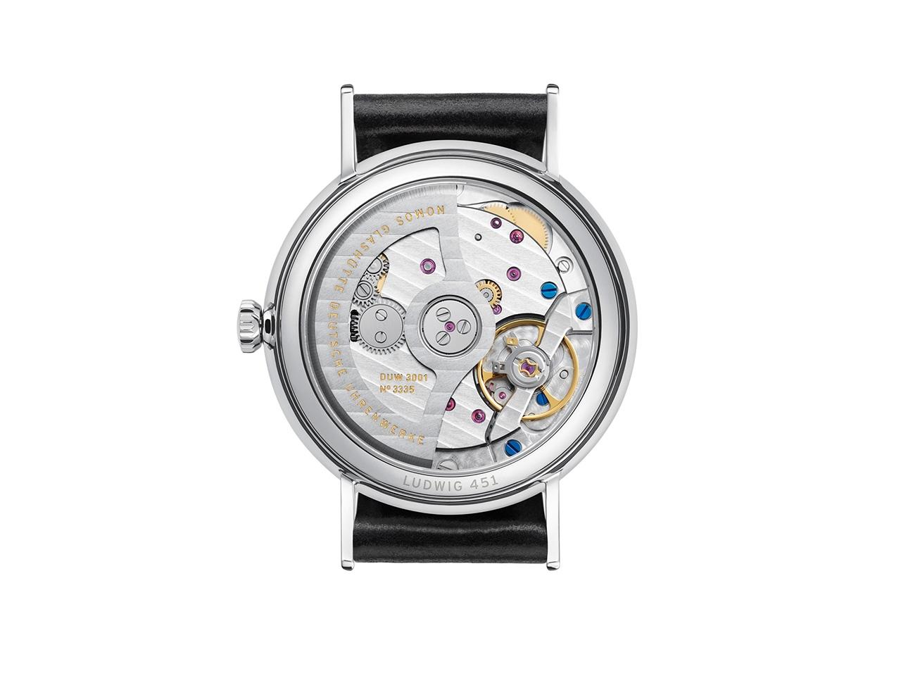 Nomos Glashütte Ludwig neomatik 36 Automatik Edelstahl weißes Zifferblatt schwarzes Lederband – Damenuhren Uhr ohne Datum aus Edelstahl. Das Gehäuse ist rund und silber. Das Lederarmband ist schwarz. Das Zifferblatt ist römisch Index und weiß. – Ansicht 5