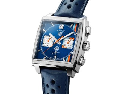 TAG Heuer Monaco Chronograph x Gulf Automatik Edelstahl 39mm blaues Zifferblatt blaues Lederband – Herrenuhren Chronograph aus Edelstahl. Das Gehäuse ist quadratisch und silber. Das Lederarmband ist blau. Das Zifferblatt ist ein Index in blau. – Ansicht 2