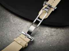 Glashütte Original Senator Chronograph Automatik Edelstahl 41mm weißes Zifferblatt beiges Textilband – Herrenuhren Chronograph aus Edelstahl. Das Gehäuse ist rund und silber. Das Textilarmband ist beige. Das Zifferblatt ist römisch Index und silber. – Ansicht 4