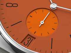 Nomos Glashütte Tangente 38 Datum "175 Years Watchmaking - Poporange" Handaufzug Edelstahl orangenes Zifferblatt graues Textilband Glasboden – Herrenuhren Uhr mit Datum aus Edelstahl. Das Gehäuse ist rund und silber. Das Textilarmband ist grau. Das Zifferblatt ist arabisch Index und orange. – Ansicht 5