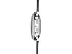 Junghans Max Bill Chronoscope Automatik Edelstahl 40mm silbernes Zifferblatt schwarzes Lederband – Herrenuhren Chronograph aus Edelstahl. Das Gehäuse ist rund und silber. Das Lederarmband ist schwarz. Das Zifferblatt ist ein Index in silber. – Ansicht 2