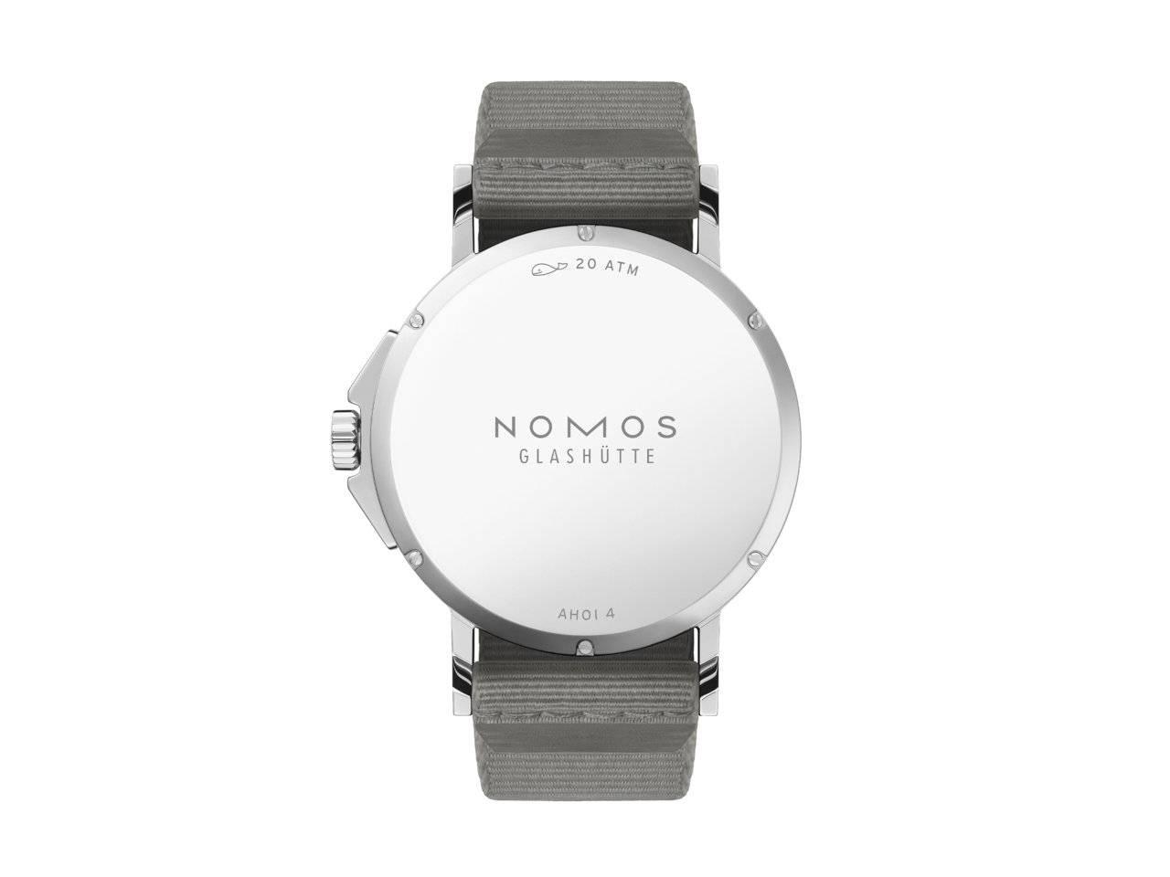 Nomos Glashütte Ahoi neomatik 38 Datum Sand Automatik Edelstahl sandfarbenes Zifferblatt dunkelgraues Textilband Stahlboden – Herrenuhren Uhr mit Datum aus Edelstahl. Das Gehäuse ist rund und silber. Das Textilarmband ist grau. Das Zifferblatt ist arabisch Index und beige. – Ansicht 2