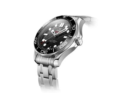 Omega Seamaster Diver 300M Automatik Edelstahl 42mm schwarzes Zifferblatt Metallband – Herrenuhren Uhr mit Datum aus Edelstahl und Keramik. Das Gehäuse ist rund und silber. Das Edelstahlarmband ist silber. Das Zifferblatt ist ein Index in schwarz. – Ansicht 2