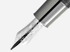 Montblanc Writers Edition                  2022: Limited Edition Gebrüder Grimm 3er Set – Schreibgeräte Stiftset in schwarz und aus 750 Gelbgold, Edelharz und Ruthenium. – Ansicht 3