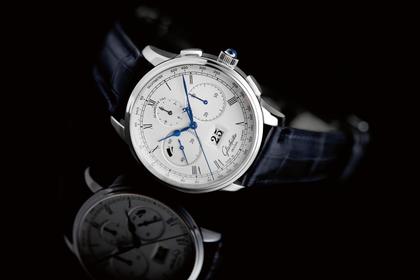 Glashütte Original Senator Chronograph Panoramadatum Automatik Platin 42mm weißes Zifferblatt blaues Lederband – Herrenuhren Chronograph aus 950 Platin. Das Gehäuse ist rund und silber. Das Lederarmband Kroko / Alligator ist blau. Das Zifferblatt ist römisch und silber. – Ansicht 2