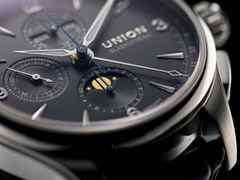 Union Glashütte Belisar Chronograph Mondphase Automatik Edelstahl 42mm graues Zifferblatt schwarzes Lederband – Herrenuhren Chronograph aus Edelstahl. Das Gehäuse ist rund und silber. Das Lederarmband ist schwarz. Das Zifferblatt ist arabisch Index und grau. – Ansicht 4