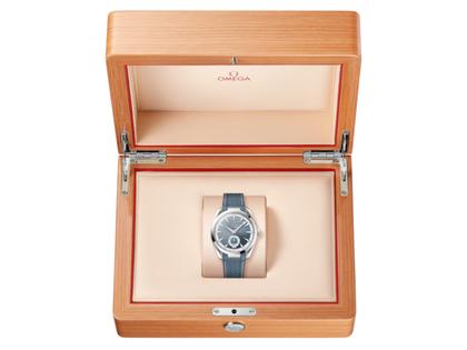 Omega Seamaster Aqua Terra 150M Automatik Kleine Sekunde Edelstahl 41mm blaues Zifferblatt Kautschukband – Herrenuhren Uhr mit Datum aus Edelstahl und Kautschuk. Das Gehäuse ist rund und silber. Das Kautschuk / Kunststoff / Silikon Armband ist blau. Das Zifferblatt ist ein Index in blau. – Ansicht 3