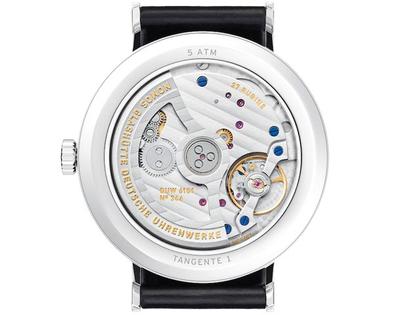 Nomos Glashütte Tangente 41 neomatik Update Automatik Edelstahl 40mm weißes Zifferblatt schwarzes Lederband – Herrenuhren Uhr mit Datum aus Edelstahl. Das Gehäuse ist rund und silber. Das Lederarmband ist schwarz. Das Zifferblatt ist arabisch Index und weiß. – Ansicht 4