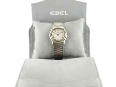 Juwelier Roller Ebel Sport Classic Quarz Edelstahl vergoldet Perlmutt-Zifferblatt Metallband 1087121 neuwertig Occasion Refurbished – Damenuhren Uhr mit Datum aus 750 Gelbgold und Edelstahl. Das Gehäuse ist rund und silber. Das Edelstahlarmband mit Gold ist silber-gelbgold. Das Zifferblatt ist römisch und weiß. – Ansicht 3