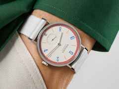 Nomos Glashütte Tangente 38 Datum "175 Years Watchmaking - Love" Handaufzug Edelstahl cremeweißes Zifferblatt graues Textilband Glasboden – Herrenuhren Uhr mit Datum aus Edelstahl. Das Gehäuse ist rund und silber. Das Textilarmband ist grau. Das Zifferblatt ist arabisch Index und beige. – Ansicht 7