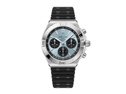 Breitling Chronomat B01 42 Chronograph Automatik Edelstahl eisblaues Zifferblatt schwarzes Kautschukband – Herrenuhren Chronograph aus 950 Platin, Edelstahl und Kautschuk. Das Gehäuse ist rund und silber. Das Kautschuk / Kunststoff / Silikon Armband ist schwarz. Das Zifferblatt ist ein Index in blau.