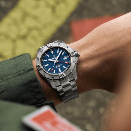 Breitling Avenger GMT 44 Automatik Edelstahl blaues Zifferblatt Metallband – Herrenuhren Uhr mit Datum aus Edelstahl. Das Gehäuse ist rund und silber. Das Edelstahlarmband ist silber. Das Zifferblatt ist ein Index in blau. – Ansicht 5