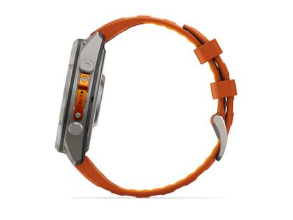 Garmin Fenix 9 Pro inReach Titan 47mm digitales Display orangefarbenes Silikonband – Herrenuhren Uhr Multifunktion aus Kautschuk und Titan. Das Gehäuse ist rund und grau. Das Kautschuk / Kunststoff / Silikon Armband ist orange. Das Zifferblatt ist digital und schwarz. – Ansicht 3