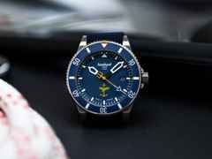 Hanhart Fly Navy Aerosphere MFG3 Automatik Edelstahl 42mm blaues Zifferblatt blaues Textilband limitiert – Herrenuhren Uhr mit Datum aus Edelstahl und Keramik. Das Gehäuse ist rund und silber. Das Textilarmband ist blau. Das Zifferblatt ist arabisch und blau. – Ansicht 7