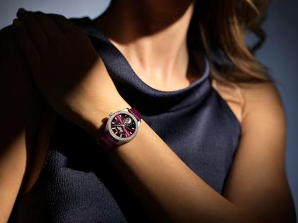 Glashütte Original Lady Serenade Luna Purpursamt Automatik Edelstahl 32,5mm violettes Zifferblatt violettes Lederband – Damenuhren Uhr ohne Datum aus 750 Weißgold, Edelstahl und Leder. Das Gehäuse ist rund und silber. Das Lederarmband Kroko / Alligator ist lila. Das Zifferblatt ist ein Index in lila. – Ansicht 15