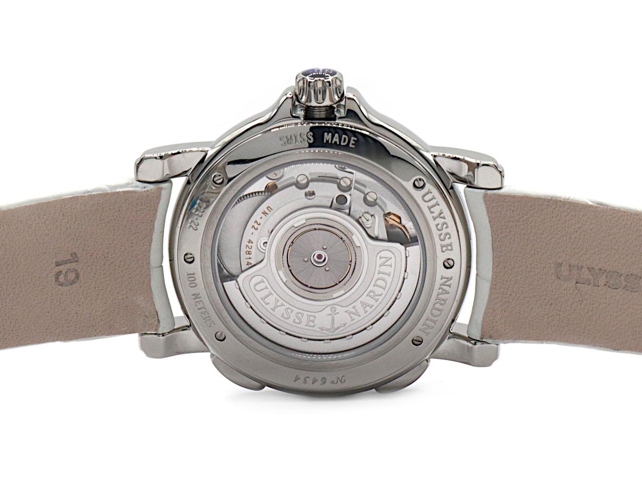Juwelier Roller Ulysse Nardin Dual Time Lady Automatik Edelstahl Diamant-Lünette Perlmutt-Zifferblatt hellblau Lederband 223-28/693 Full Set Occasion Refurbished – Damenuhren Uhr mit Datum aus Edelstahl und Leder. Das Gehäuse ist rund und silber. Das Lederarmband Kroko / Alligator ist weiß. Das Zifferblatt ist arabisch Index und blau. – Ansicht 2