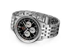 Breitling Navitimer B01 Chronograph 46 Edelstahl schwarzes Zifferblatt Metallband – Herrenuhren Chronograph aus Edelstahl. Das Gehäuse ist rund und silber. Das Edelstahlarmband ist silber. Das Zifferblatt ist ein Index in schwarz. – Ansicht 3