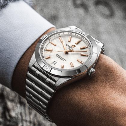 Breitling Chronomat Automatic 36 Edelstahl weißes Zifferblatt mit Brillanten Metallband – Damenuhren Uhr mit Datum aus Edelstahl. Das Gehäuse ist rund und silber. Das Edelstahlarmband ist silber. Das Zifferblatt ist ein Index in weiß. – Ansicht 4