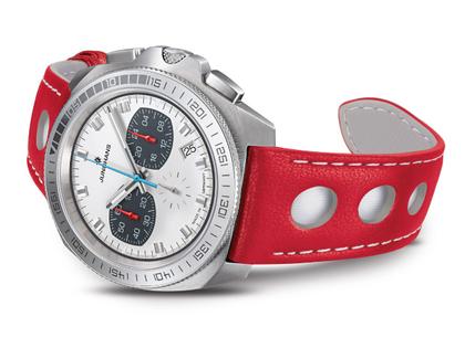 Junghans 1972 Chronoscope FIS Edition 2019 Quarz Edelstahl 43mm weißes Zifferblatt rotes Lederband – Herrenuhren Chronograph aus Edelstahl. Das Gehäuse ist rund und silber. Das Lederarmband ist rot. Das Zifferblatt ist ein Index in weiß. – Ansicht 2