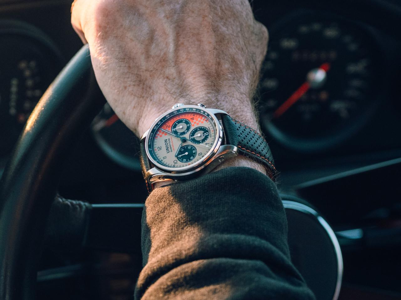 Union Glashütte Belisar Chronograph Speedster 2026 Limited Edition Automatik Edelstahl 40mm beiges Zifferblatt schwarzes Lederband Metallband – Herrenuhren Chronograph aus Edelstahl und Leder. Das Gehäuse ist rund und silber. Das Lederarmband ist schwarz. Das Zifferblatt ist arabisch Index und beige. – Ansicht 10