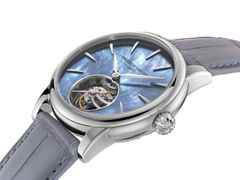 Frederique Constant Manufacture Classic Tourbillon Limited Edition Automatik Weißgold 39mm Perlmutt-Zifferblatt blaues Lederband – Herrenuhren Uhr ohne Datum aus Edelstahl. Das Gehäuse ist rund und silber. Das Lederarmband Kroko / Alligator ist blau. Das Zifferblatt ist ein Index in blau. – Ansicht 2