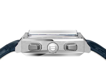 TAG Heuer Monaco Chronograph Automatik Edelstahl 39mm blaues Zifferblatt blaues Lederband – Herrenuhren Chronograph aus Edelstahl. Das Gehäuse ist rechteckig und silber. Das Lederarmband Kroko / Alligator ist blau. Das Zifferblatt ist ein Index in blau. – Ansicht 3