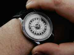 Union Glashütte Noramis Datum Deutschland Klassik 2024 Limitierte Edition Automatik Edelstahl 40mm Felgendesign Zifferblatt schwarzes Lederband – Herrenuhren Uhr mit Datum aus Edelstahl und Leder. Das Gehäuse ist rund und silber. Das Lederarmband ist schwarz. Das Zifferblatt ist ohne Zeichen und schwarz. – Ansicht 4