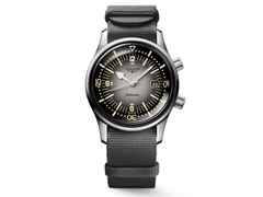 Longines Legend Diver Automatik Edelstahl 42mm graues Zifferblatt graues Textilband – Herrenuhren Uhr mit Datum aus Edelstahl. Das Gehäuse ist rund und silber. Das Textilarmband ist grau. Das Zifferblatt ist arabisch Index und grau.