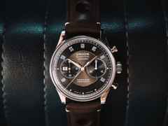 Union Glashütte Noramis Chronograph Sachsen Classic 2022 Limited Edition Automatik Edelstahl 42mm graues Zifferblatt braunes Lederband – Herrenuhren Chronograph aus Edelstahl. Das Gehäuse ist rund und silber. Das Lederarmband ist braun. Das Zifferblatt ist arabisch Index und grau. – Ansicht 8
