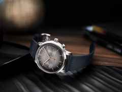 Glashütte Original Sixties Chronograph Jahresedition 2023/2024 Automatik Edelstahl 42mm graues Zifferblatt schwarzes Textilband – Herrenuhren Chronograph aus Edelstahl. Das Gehäuse ist rund und silber. Das Textilarmband ist blau. Das Zifferblatt ist arabisch Index und grau. – Ansicht 2
