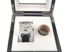 Mühle Glashütte Robert Mühle Mondphase Handaufzug Edelstahl 42mm silbernes Zifferblatt schwarzes Lederband M1-11-53 Full Set Occasion Refurbished – Herrenuhren Uhr mit Datum aus Edelstahl. Das Gehäuse ist rund und silber. Das Lederarmband ist schwarz. Das Zifferblatt ist ein Index in silber. – Ansicht 5