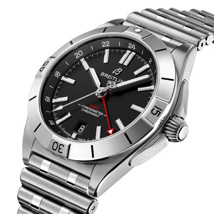 Breitling Chronomat Automatic GMT 40 Edelstahl schwarzes Zifferblatt Metallband – Herrenuhren Uhr mit Datum aus Edelstahl. Das Gehäuse ist rund und silber. Das Edelstahlarmband ist silber. Das Zifferblatt ist ein Index in schwarz. – Ansicht 3