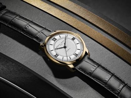 Frederique Constant Classics Premiere Automatik Edelstahl gelbgoldfarben-PVD 38,5mm weißes Zifferblatt schwarzes Lederband – Herrenuhren Uhr ohne Datum aus Edelstahl, Leder und PVD beschichtet. Das Gehäuse ist rund und silber. Das Lederarmband ist schwarz. Das Zifferblatt ist römisch Index und weiß. – Ansicht 3