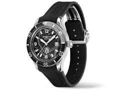 Montblanc 1858 Iced Sea Automatic Date schwarz Kautschukband – Herrenuhren Uhr mit Datum aus Edelstahl und Keramik. Das Gehäuse ist rund und silber. Das Kautschuk / Kunststoff / Silikon Armband ist schwarz. Das Zifferblatt ist arabisch Index und schwarz. – Ansicht 2