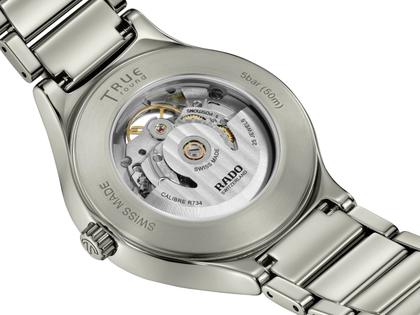 Rado True Round Automatic Open Heart Keramik 40mm graues Zifferblatt graues Keramikband – Herrenuhren Uhr ohne Datum aus Keramik und Titan. Das Gehäuse ist rund und grau. Das Keramikarmband ist grau. Das Zifferblatt ist ein Index in grau. – Ansicht 4