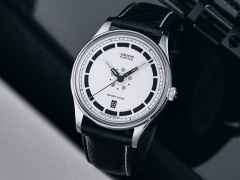 Union Glashütte Noramis Datum Deutschland Klassik 2025 Limitierte Edition Automatik Edelstahl 40mm Felgendesign Zifferblatt schwarzes Lederband – Herrenuhren Uhr mit Datum aus Edelstahl und Leder. Das Gehäuse ist rund und silber. Das Lederarmband ist schwarz. Das Zifferblatt ist ohne Zeichen und schwarz. – Ansicht 4