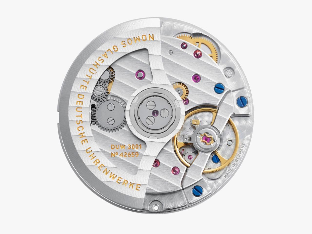 Nomos Glashütte Ludwig 36 Neomatik "Ärzte ohne Grenzen" Limited Edition Automatik Edelstahl 36mm weißes Zifferblatt schwarzes Lederband – Damenuhren Uhr ohne Datum aus Edelstahl. Das Gehäuse ist rund und silber. Das Lederarmband ist schwarz. Das Zifferblatt ist römisch Index und weiß. – Ansicht 6