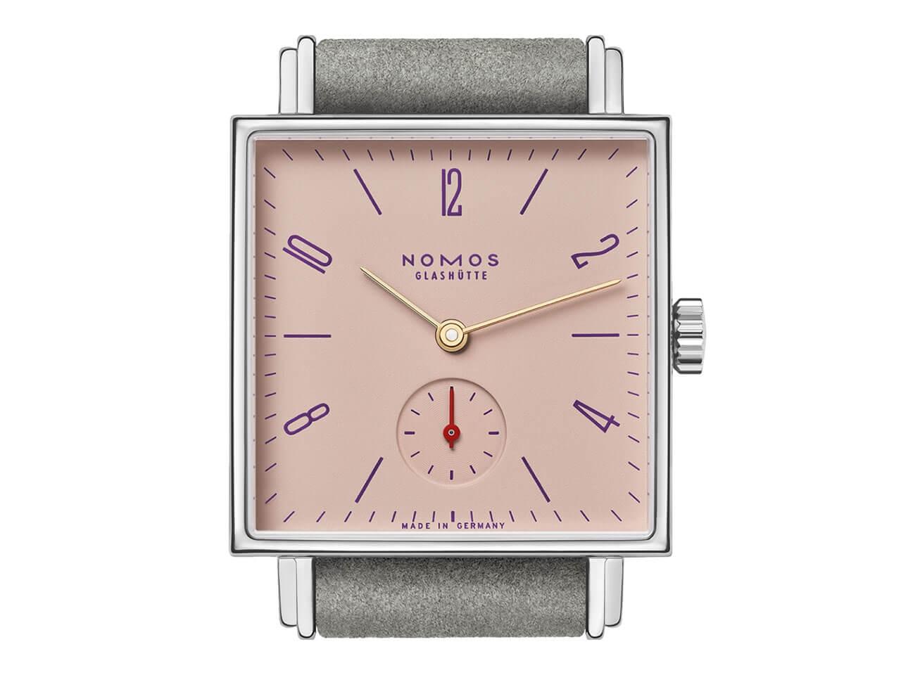 Nomos Glashütte Tetra Petit Four Perle Handaufzug Edelstahl 29mm rosafarbenes Zifferblatt graues Lederband Glasboden – Damenuhren Uhr ohne Datum aus Edelstahl. Das Gehäuse ist quadratisch und silber. Das Lederarmband ist grau. Das Zifferblatt ist arabisch Index und rosa. – Ansicht 5