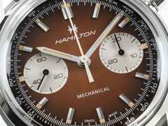 Hamilton American Classic Intra-Matic Chronograph H Handaufzug Edelstahl 40mm braunes Zifferblatt braunes Lederband – Herrenuhren Chronograph aus Edelstahl. Das Gehäuse ist rund und silber. Das Lederarmband ist braun. Das Zifferblatt ist ein Index in braun. – Ansicht 5
