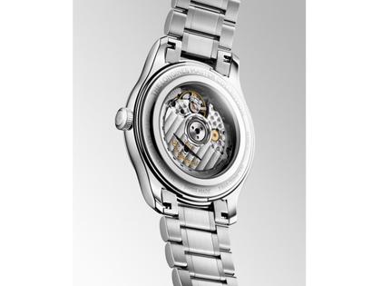 Longines Master Collection Automatik Edelstahl 41mm silbernes Zifferblatt Metallband – Herrenuhren Uhr mit Datum aus Edelstahl. Das Gehäuse ist rund und silber. Das Edelstahlarmband ist silber. Das Zifferblatt ist arabisch und silber. – Ansicht 4