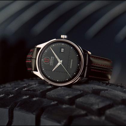 Union Glashütte Noramis Datum Paul Pietsch Sonderedition Automatik Edelstahl 40mm schwarzes Zifferblatt schwarzes Lederband – Herrenuhren Uhr mit Datum aus Edelstahl. Das Gehäuse ist rund und silber. Das Lederarmband ist schwarz. Das Zifferblatt ist ein Index in schwarz. – Ansicht 3