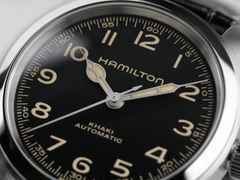 Hamilton Khaki Field Murph Automatik Edelstahl 38mm schwarzes Zifferblatt schwarzes Lederband – Herrenuhren Uhr ohne Datum aus Edelstahl und Leder. Das Gehäuse ist rund und silber. Das Lederarmband ist schwarz. Das Zifferblatt ist arabisch und schwarz. – Ansicht 8