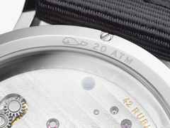 Nomos Glashütte Ahoi neomatik 38 Datum Atlantik Automatik Edelstahl dunkelblaues Zifferblatt dunkelblaues Textilband Glasboden – Herrenuhren Uhr mit Datum aus Edelstahl. Das Gehäuse ist rund und silber. Das Textilarmband ist blau. Das Zifferblatt ist arabisch Index und blau. – Ansicht 8