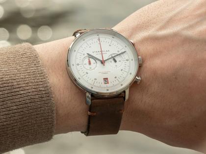 Sternglas Hamburg Chrono Quarz Edelstahl 42mm weißes Zifferblatt braunes Lederband – Herrenuhren Chronograph aus Edelstahl. Das Gehäuse ist rund und silber. Das Lederarmband ist braun. Das Zifferblatt ist arabisch Index und weiß. – Ansicht 8
